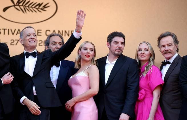 Tom Hanks, Alexandre Desplat, Scarlett Johansson, Damien Bonnard, Hope Davis, Bryan Cranston - Montée des marches du film « Asteroid City » lors du 76ème Festival International du Film de Cannes, au Palais des Festivals à Cannes. Le 23 mai 2023 Jacovides-Moreau Bestimage Red carpet of the movie « Asteroid City » during the 76th Cannes International Film Festival at the Palais des Festivals in Cannes, France. On may 23th 2023 Cannes France *** Tom Hanks, Alexandre Desplat, Scarlett Johansson, Damien Bonnard, Hope Davis, Bryan Cranston Montée des marches du film Asteroid City lors du 76ème Festival International du Film de Cannes, au Palais des Festivals à Cannes Le 23 mai 2023 Jacovides Moreau Bestimage Red carpet of the movie Aste  Copyright: xJACOVIDES-MOREAUx xBESTIMAGExJACOVIDES-MOREAUx xBESTIMAGEx