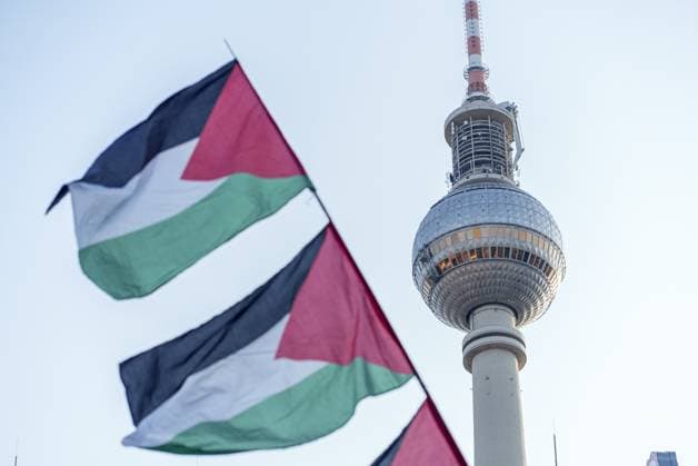 News Themen der Woche KW32 Pro-Palestinian demonstration in Berlin BERLIN, GERMANY - AUGUST 6: Pro-Palestinians gather at the Alexanderplatz square as they chant slogans and carry banners in Berlin, Germany on August 6, 2025. Ilkin Eskipehlivan Anadolu Berlin Germany. Editorial use only. Please get in touch for any other usage.  Copyright: x2025xAnadoluxIlkinxEskipehlivanx