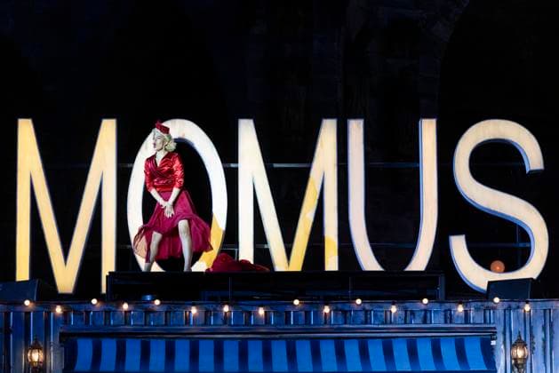 Entertainment Themen der Woche KW32 Domstufen Festspiele 2025 06082025 Candela Gotelli als Musetta (rot) +++ Bei den Domstufen-Festspielen 2025 in Erfurt wird Giacomo Puccinis Oper La Boheme aufgefuehrt. Die Inszenierung von Regisseur Matthew Ferraro unter der musikalischen Leitung von Clemens Fieguth erzaehlt die Geschichte einer Pariser Kuenstler-WG. Das freie, jedoch von Geldsorgen geplagte Leben der vier Maenner geraet aus dem Gleichgewicht, als sich der Dichter Rodolfo in die Naeherin Mimi verliebt und der Maler Marcello seiner ehemaligen Geliebten Musetta begegnet. Aufnahmen der zweiten Hauptprobe mit der Besetzung der Premiere am 8. August 2025. Erfurt Domplatz Thueringen Deutschland *** Domstufen Festspiele 2025 06082025 Candela Gotelli as Musetta red Giaco 060825_ppb-54