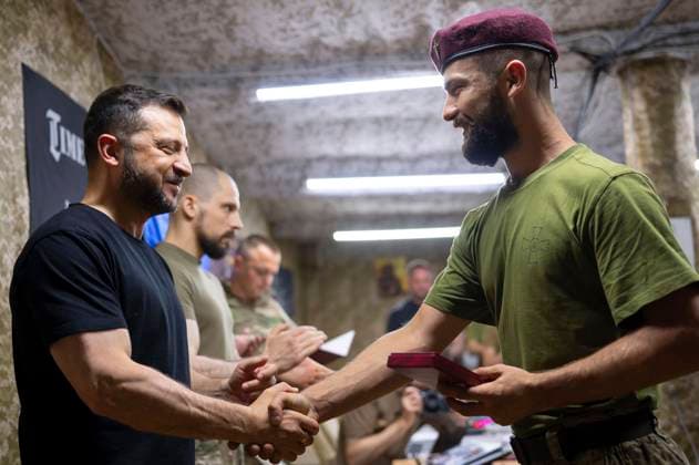 News Themen der Woche KW32 August 6, 2025, Kursk, Kursk Oblast, Ukraine: Ukrainian President Volodymyr Zelenskyy, left, presents military medals to soldiers with the 80th Halytska Separate Air Assault Brigade during a visit to the frontlines of the Sumy region, August 6, 2025, in Kursk, Ukraine. Kursk Ukraine - ZUMAp138 20250806_zaa_p138_015 Copyright: xPoolx UkrainianxPresidentiax