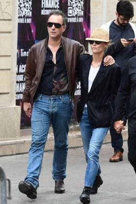 Samuel Benchetrit et sa femme Vanessa Paradis - Arrivées des célébrités aux obsèques de Jane Birkin en l église Saint-Roch à Paris. Le 24 juillet 2023 Jacovides-KD Niko Bestimage Funerals of the french singer Jane Birkin at Saint-Roch s church in Paris. On July 24th 2023 Paris France *** Samuel Benchetrit and his wife Vanessa Paradis Celebrity arrivals at the funeral of Jane Birkin at Saint Rochs church in Paris On July 24th 2023 Jacovides KD Niko Bestimage Funerals of the french singer Jane Birkin at Saint Rochs church in Paris On July 24th 2023 Paris France  Copyright: xJacovides-KDxNikox xBestimagexJacovides-KDxNikox xBestimagex