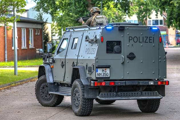 News Themen der Woche KW32 50 Jahre Spezialeinheiten in Niedersachsen: Ministerin Behrens besucht die Spezialeinheiten des LKA Realitätsnahe Trainingssequenz: Der Aupenbereich des Einsatzortes wird mit einem ENOK gepanzerten Spezialfahrzeug und einem SEK-Beamten mit einem G36-Gewehr von oben abgesichert. Oldenburg Polizeiakademie Oldenburg Niedersachsen Germany *** 50 years of special units in Lower Saxony Minister Behrens visits the special units of the LKA Realistic training sequence The scene of the operation is secured from above by an ENOK armored special vehicle and an SEK officer with a G36 rifle Oldenburg Police Academy Oldenburg Lower Saxony Germany