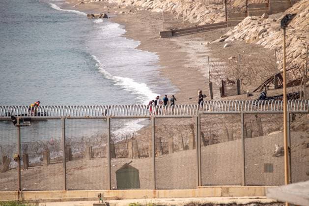News Themen der Woche KW32 Hundreds of migrants try to swim into Ceuta from Morocco A boat of the Moroccan Royal Navy patrols so that there are no new attempts to cross the border, on the beach of El Tarajal, on August 7, 2025, in Ceuta Spain Hundreds of migrants have tried to swim into Ceuta from Morocco in the early hours of Thursday, August 7, bordering the breakwaters that separate the two sides of the border The Royal Moroccan Navy remains deployed at sea preventing any new attempts to cross 07 AUGUST 2025 Ceuta Ceuta Ceuta Espana  Copyright: xAntonioxSemperex 6894666