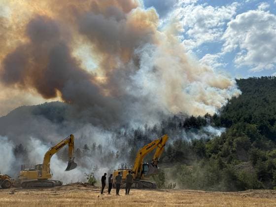 News Themen der Woche KW32 The forest fire in Turkiye s Karabuk has started again KARABUK, TURKIYE - AUGUST 7: Smoke rises from burning trees as firefighters are using heavy equipment to battle the forest fire, which has flared up again after being brought under control on August 5, in Karabuk, Turkiye, on August 7, 2025. Aerial and ground teams continue efforts to extinguish the flames in the wooded area. Orhan Kuzu Anadolu Karabuk Turkey. Editorial use only. Please get in touch for any other usage.  Copyright: x2025xAnadoluxOrhanxKuzux