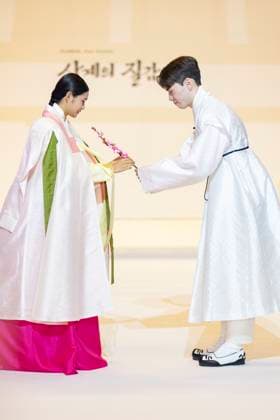 Visitors Attend 2025 Hanbok Expo At COEX In Seoul Models present hanbok designs during the opening fashion show of the 2025 Hanbok Expo at COEX Hall D in Gangnam District, Seoul, South Korea, on August 7, 2025. Art director Shim Yeon-ok directs the show, which highlights seasonal textures under the theme Hanbok, Four Seasons, Texture of the Seasons. The expo runs through August 10 and features 150 hanbok-related companies from South Korea and abroad. Seoul Seoul South Korea  Copyright: xChrisxJungx originalFilename: jung-visitors250807_npbsZ.jpg