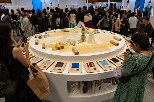 News Themen der Woche KW32 Visitors Attend 2025 Hanbok Expo At COEX In Seoul Attendees explore hanbok booths during the 2025 Hanbok Expo at COEX in Gangnam District, Seoul, South Korea, on August 7, 2025. The Ministry of Culture, Sports and Tourism hosts the event, and the Korea Craft & Design Foundation organizes it. The annual event marks its eighth edition as the only trade show in the country dedicated exclusively to hanbok. This year s expo features 150 hanbok-related companies from South Korea and abroad and runs through August 10. Seoul Seoul South Korea  Copyright: xChrisxJungx originalFilename: jung-visitors250807_npovw.jpg