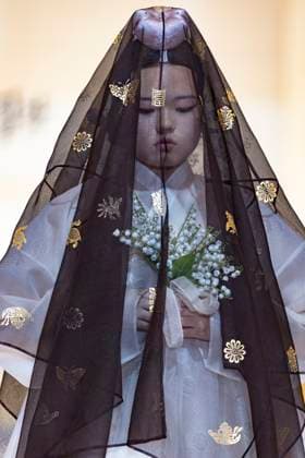 Visitors Attend 2025 Hanbok Expo At COEX In Seoul Models present hanbok designs during the opening fashion show of the 2025 Hanbok Expo at COEX Hall D in Gangnam District, Seoul, South Korea, on August 7, 2025. Art director Shim Yeon-ok directs the show, which highlights seasonal textures under the theme Hanbok, Four Seasons, Texture of the Seasons. The expo runs through August 10 and features 150 hanbok-related companies from South Korea and abroad. Seoul Seoul South Korea  Copyright: xChrisxJungx originalFilename: jung-visitors250807_npUT5.jpg