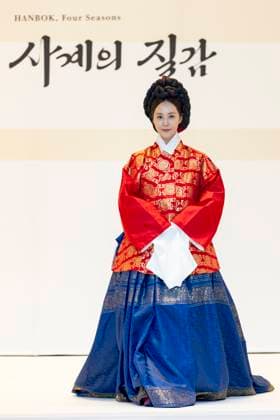 Visitors Attend 2025 Hanbok Expo At COEX In Seoul Singer and actress Kwon Yu-ri appears at the opening fashion show of the 2025 Hanbok Expo at COEX Hall D in Gangnam District, Seoul, South Korea, on August 7, 2025. The show, themed Hanbok, Four Seasons, Texture of the Seasons, is directed by Shim Yeon-ok and marks the start of South Korea s only hanbok-dedicated expo, which runs through August 10. Seoul Seoul South Korea  Copyright: xChrisxJungx originalFilename: jung-visitors250807_npVe8.jpg