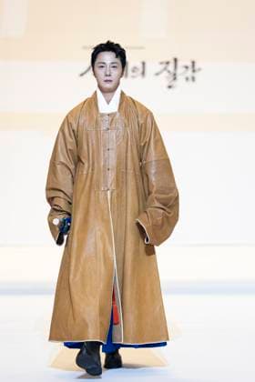 Visitors Attend 2025 Hanbok Expo At COEX In Seoul Actor Jung Il-woo poses for photos during the opening fashion show of the 2025 Hanbok Expo at COEX Hall D in Gangnam District, Seoul, South Korea, on August 7, 2025. Art director Shim Yeon-ok directs the show, which is part of the country s only hanbok-exclusive trade fair, hosted by the Ministry of Culture, Sports and Tourism and organized by the Korea Craft & Design Foundation. Seoul Seoul South Korea  Copyright: xChrisxJungx originalFilename: jung-visitors250807_npgAj.jpg