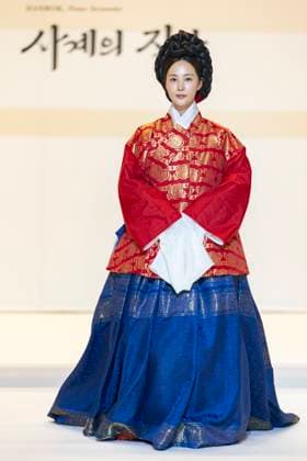 Visitors Attend 2025 Hanbok Expo At COEX In Seoul Singer and actress Kwon Yu-ri appears at the opening fashion show of the 2025 Hanbok Expo at COEX Hall D in Gangnam District, Seoul, South Korea, on August 7, 2025. The show, themed Hanbok, Four Seasons, Texture of the Seasons, is directed by Shim Yeon-ok and marks the start of South Korea s only hanbok-dedicated expo, which runs through August 10. Seoul Seoul South Korea  Copyright: xChrisxJungx originalFilename: jung-visitors250807_npgvP.jpg