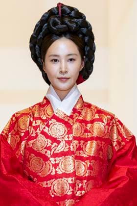 Visitors Attend 2025 Hanbok Expo At COEX In Seoul Singer and actress Kwon Yu-ri appears at the opening fashion show of the 2025 Hanbok Expo at COEX Hall D in Gangnam District, Seoul, South Korea, on August 7, 2025. The show, themed Hanbok, Four Seasons, Texture of the Seasons, is directed by Shim Yeon-ok and marks the start of South Korea s only hanbok-dedicated expo, which runs through August 10. Seoul Seoul South Korea  Copyright: xChrisxJungx originalFilename: jung-visitors250807_nphid.jpg