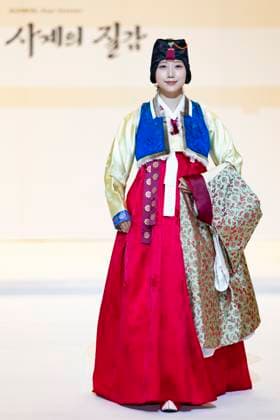Visitors Attend 2025 Hanbok Expo At COEX In Seoul Models present hanbok designs during the opening fashion show of the 2025 Hanbok Expo at COEX Hall D in Gangnam District, Seoul, South Korea, on August 7, 2025. Art director Shim Yeon-ok directs the show, which highlights seasonal textures under the theme Hanbok, Four Seasons, Texture of the Seasons. The expo runs through August 10 and features 150 hanbok-related companies from South Korea and abroad. Seoul Seoul South Korea  Copyright: xChrisxJungx originalFilename: jung-visitors250807_npSyl.jpg