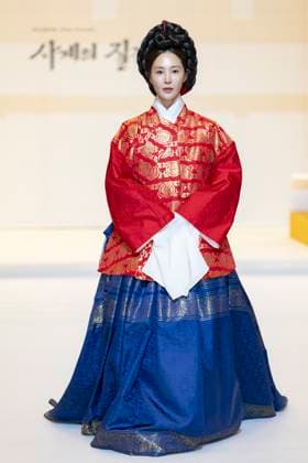 Visitors Attend 2025 Hanbok Expo At COEX In Seoul Singer and actress Kwon Yu-ri appears at the opening fashion show of the 2025 Hanbok Expo at COEX Hall D in Gangnam District, Seoul, South Korea, on August 7, 2025. The show, themed Hanbok, Four Seasons, Texture of the Seasons, is directed by Shim Yeon-ok and marks the start of South Korea s only hanbok-dedicated expo, which runs through August 10. Seoul Seoul South Korea  Copyright: xChrisxJungx originalFilename: jung-visitors250807_npzNW.jpg