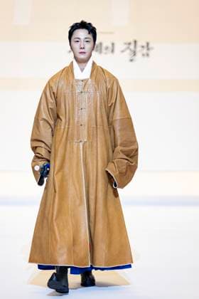 Visitors Attend 2025 Hanbok Expo At COEX In Seoul Actor Jung Il-woo poses for photos during the opening fashion show of the 2025 Hanbok Expo at COEX Hall D in Gangnam District, Seoul, South Korea, on August 7, 2025. Art director Shim Yeon-ok directs the show, which is part of the country s only hanbok-exclusive trade fair, hosted by the Ministry of Culture, Sports and Tourism and organized by the Korea Craft & Design Foundation. Seoul Seoul South Korea  Copyright: xChrisxJungx originalFilename: jung-visitors250807_np6zR.jpg