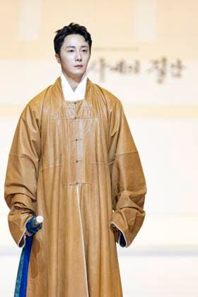Visitors Attend 2025 Hanbok Expo At COEX In Seoul Actor Jung Il-woo poses for photos during the opening fashion show of the 2025 Hanbok Expo at COEX Hall D in Gangnam District, Seoul, South Korea, on August 7, 2025. Art director Shim Yeon-ok directs the show, which is part of the country s only hanbok-exclusive trade fair, hosted by the Ministry of Culture, Sports and Tourism and organized by the Korea Craft & Design Foundation. Seoul Seoul South Korea  Copyright: xChrisxJungx originalFilename: jung-visitors250807_npEHq.jpg