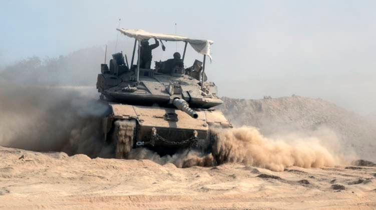 News Themen der Woche KW32 An Israeli army tank enters into an IDF staging area along in southern Israel along the border with the Gaza Strip on Thursday, August 7, 2025. Israel s security cabinet is meeting today to determine if Israeli forces will expand the Gaza campaign and possibly occupy the entire enclave.  ISR20250807001 JimxHollander