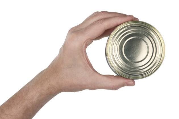 Ein älterer Mann hält in seiner Hand eine geschlossene Konservendose. vor weißem Hintergrundem Studio Nahaufnahme An elderly man holds in his hand a closed can of canned food. Isolated on white studio closeup shot Copyright: imageBROKER ALEKSANDRxVOLKOV ibxiqx14486805.jpg