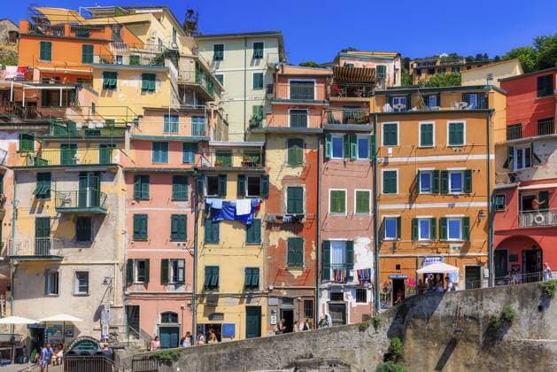 Touristen in Riomaggiore, Cinque Terre, Ligurien, Italien Tourists in Riomaggiore, Cinque Terre, Liguria, Italy Copyright: imageBROKER KimxPetersen ibxkip14511973.jpg