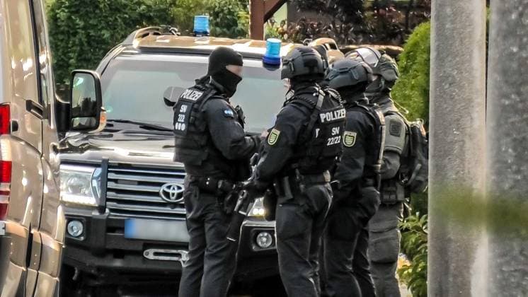 News Themen der Woche KW32 250807SEKEinsatz News ID: EN 2025-08-07 Sondereinsatzkommando der Polizei stürmt Einfamilienhaus im Erzgebirge – Polizei durchsuchte Objekt und sicherte Beweismittel Annaberg-Buchholz. Am frühen Donnerstagmorgen haben Einsatzkräfte eines Sondereinsatzkommandos ein Einfamilienhaus in der großen Kreisstadt gestürmt. Anschließend wurde das Gebäude von Polizeibeamten durchsucht sowie Beweismittel gesichert. Zu den Hintergründen des Einsatzes hielt sich die Polizei bedeckt. Auch ob Personen in dem Haus festgenommen wurden, ist nicht bekannt. Anwohnern zu Folge soll der Hausbesitzer, Kontakt zur Reichsbürgerszene besitzen. Redaktioneller Hinweis: Weitere Infos und Fragen an die Polizei bzw. Landeskriminalamt Annaberg-Buchholz Sachsen Deu