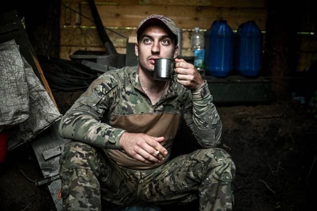 News Themen der Woche KW32 Artillery Unit on Combat Mission in Pokrovsk Sector - Ukraine A soldier from an artillery unit of Ukraine?s 152nd Separate Jaeger Brigade, which mans a 2S1 Gvozdika self-propelled howitzer, smokes a cigarette and drinks from a metal mug while on a combat mission in the Pokrovsk direction, Ukraine, August 5, 2025. Photo by Dmytro Smolienko Ukrinform ABACAPRESS.COM Ukraine  Copyright: xSmoliyenkoxDmytro Ukrinform ABACAx