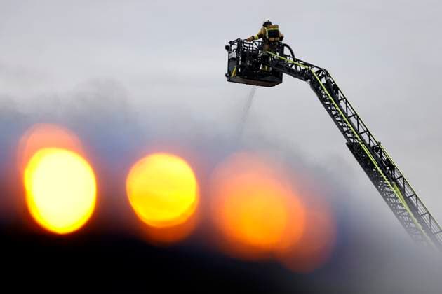 News Themen der Woche KW32 Eine Verpackungsfabrik in Monheim am Rhein ist am Donnerstag in Vollbrand geraten. Die Feuerwehr ist mit einem Großaufgebot im Einsatz. Eine große Rauchwolke steht über der Stadt, die einen beißenden Geruch hat. Die Anwohner sind angehalten, Türen und Fenster geschlossen zu halten - zudem wurde die Warn-App NINA ausgelöst. Monheim am Rhein, 07.08.2025 NRW Deutschland *** A packaging factory in Monheim am Rhein caught fire on Thursday The fire department is deployed with a large contingent A large cloud of smoke stands over the city, which has an acrid odor Residents are urged to keep doors and windows closed In addition, the NINA warning app was triggered Monheim am Rhein, 07 08 2025 NRW Germany Copyright: xChristophxHardtx