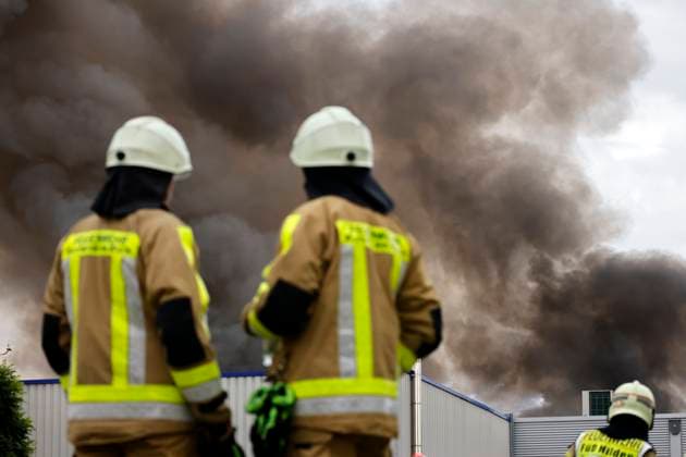 News Themen der Woche KW32 Eine Verpackungsfabrik in Monheim am Rhein ist am Donnerstag in Vollbrand geraten. Die Feuerwehr ist mit einem Großaufgebot im Einsatz. Eine große Rauchwolke steht über der Stadt, die einen beißenden Geruch hat. Die Anwohner sind angehalten, Türen und Fenster geschlossen zu halten - zudem wurde die Warn-App NINA ausgelöst. Monheim am Rhein, 07.08.2025 NRW Deutschland *** A packaging factory in Monheim am Rhein caught fire on Thursday The fire department is deployed with a large contingent A large cloud of smoke stands over the city, which has an acrid odor Residents are urged to keep doors and windows closed In addition, the NINA warning app was triggered Monheim am Rhein, 07 08 2025 NRW Germany Copyright: xChristophxHardtx