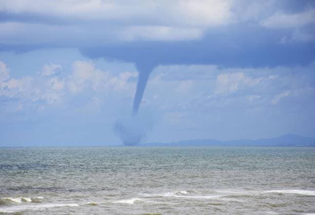 News Themen der Woche KW32 Tornado in sea off central Japan Photo taken on Aug. 8, 2025, in Kahoku, Ishikawa Prefecture, shows a tornado at sea as seen from a beach in the central Japan city.  A14AA0004760340P