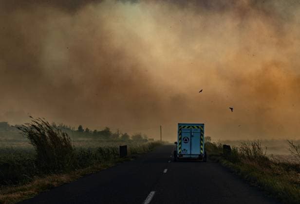 News Themen der Woche KW32 Wildfire burns area size of Paris in southern France LANGUEDOC-ROUSSILION, FRANCE - AUGUST 8: (----EDITORIAL USE ONLY - MANDATORY CREDIT - SOCIAL MEDIA HANDOUT - NO MARKETING NO ADVERTISING CAMPAIGNS - DISTRIBUTED AS A SERVICE TO CLIENTS----) Firefighters work to extinguish to stop the spread of a fast-moving wildfire in southern France after one woman died and nine people were injured as the blaze scorched a vast area of the Corbieres hill, Languedoc-Roussillon, France on August 8, 2025. 16,000 hectares went up in flames in just 24 hours, despite 2,500 firefighters and the mobilization of nearly all of France s aerial resources. The blaze burned an area the size of Paris over one afternoon and night and was still burning on Wednesday e  Copyright: x2025xAnadoluxFrenchxCivilxSecurityx