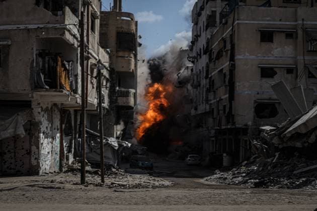 News Themen der Woche KW32 Israeli attacks on Gaza continue GAZA CITY, GAZA - AUGUST 08: Flames and smoke rise as a bomb strikes near Abbas Junction in western Gaza City, Gaza on August 08, 2025. The Israeli army targeted a warned Ajur family home, causing casualties and fatalities. Many nearby buildings were damaged, with smoke billowing from the area. Khames Alrefi Anadolu Gaza City Gaza. Editorial use only. Please get in touch for any other usage.  Copyright: x2025xAnadoluxKhamesxAlrefix