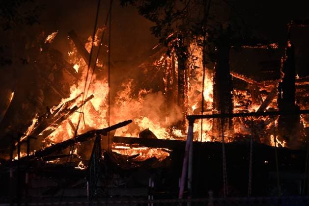News Themen der Woche KW32 Large Fire Completely Destroys Congregation Beth El Synagogue At 185 Montross Avenue A large fire completely destroys Congregation Beth El synagogue in Rutherford, New Jersey, United States, on August 8, 2025. Early Friday morning, a large fire destroys the congregation at 185 Montross Avenue in Rutherford, New Jersey. Firefighters battle the blaze with onlookers watching. Rutherford, New Jersey United States  Copyright: xKylexMazzax originalFilename: mazza-notitle250808_npKuc.jpg