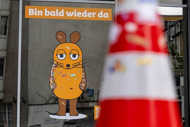 Entertainment Themen der Woche KW32 Zwei Wochen nach dem Anschlag: Ersatzmaus und Trostpflaster vor dem WDR in Köln - 08.08.2025 Zwei Wochen nach dem Brandanschlag auf die WDR Maus und eine Woche nach der Demontage zur Restaurierung: Vor dem WDR-Gebäude an der Mörsergasse in Köln weisen eine Ersatzmaus mit QR-Code im Schaufenster und eine Pylone am Standort auf die Rückkehr hin. Fans hinterlassen nun dort weiterhin Trostpflaster und ermutigende Botschaften. Köln Innenstadt Nordrhein-Westfalen Deutschland *** Two weeks after the attack Replacement mouse and consolation plaster in front of the WDR in Cologne 08 08 2025 Two weeks after the arson attack on the WDR Mouse and one week after it was dismantled for restoration In front of the WDR building on Mörsergasse in Colog Copyright: xBonn.digitalx