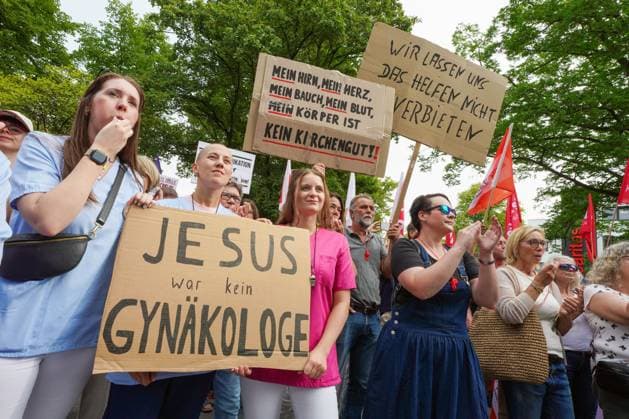 News Themen der Woche KW32 Demonstration vor der Gerichtsverhandlung ueber die Klage des Lippstaedter Chefarztes und Gynaekologen Joachim Volz gegen seinen Arbeitgeber, das Klinikum Lippstadt (Foto vom 08.08.2025). Volz wendet sich gegen zwei Weisungen, die ihm medizinisch induzierte Schwangerschaftsabbrueche sowohl in der Klinik als auch in seiner Privatpraxis untersagen. (Siehe epd-Meldung vom 08.08.2025) EDITORIAL USE ONLY *** Demonstration before the court hearing on the lawsuit filed by Lippstadt head physician and gynecologist Joachim Volz against his employer, the Lippstadt Clinic Photo from 08 08 2025 Volz is challenging two directives that prohibit him from performing medically induced abortions both in the clinic and in his private practice See epd report f Copyright: epd-bild FriedrichxStark epd-Demo_Lippstadt2