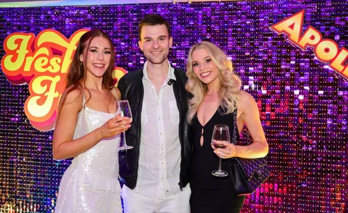 Roncalli s Apollo Variete - Fresh n Funk Premierenvorstellung - Schauspieler Patrick Mölleken umrahmt von zwei Künstlerinnen auf der After Show Party Düsseldorf Apollo NRW Deutschland