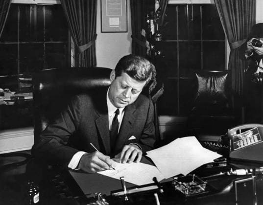 U.S. President John F. Kennedy signing the Interdiction of the Delivery of Offensive Weapons to Cuba during Cuban Missile Crisis, Oval Office, White House, Washington, D.C., USA, Cecil W. Stoughton, White House Photographs, October 23, 1962  Copyright: xCircaxImagesx ghi-circa13503
