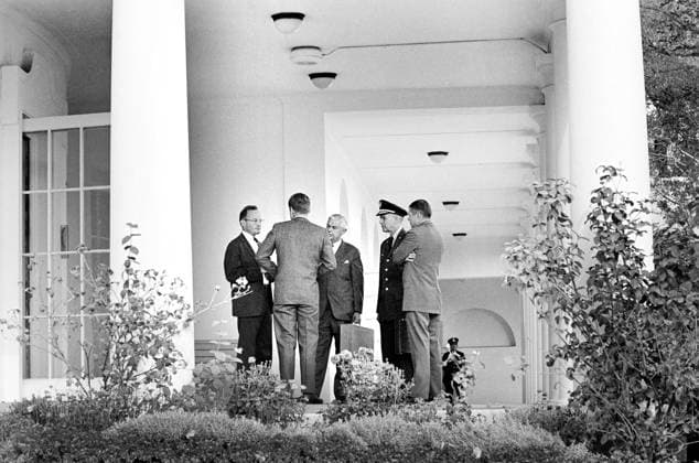 U.S. President John F. Kennedy (back view) speaking with (L-R) Special Assistant to the President for National Security McGeorge Bundy, Assistant Secretary of Defense for International Security Affairs Paul Nitze, Chairman of the Joint Chiefs of Staff General Maxwell D. Taylor, and Secretary of Defense Robert S. McNamara in the West Wing Colonnade outside the Oval Office during meeting with the Executive Committee of the National Security Council that day regarding the crisis in Cuba, White House, Washington, D.C., USA, Cecil W. Stoughton, White House Photographs, October 29, 1962  Copyright: xCircaxImagesx ghi-circa13521