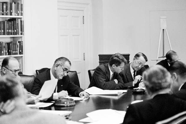 Executive Committee of the National Security Council (clockwise from bottom left): Chairman of the Joint Chiefs of Staff General Maxwell D. Taylor, Secretary of the Treasury C. Douglas Dillon, U.S. Vice President Lyndon B. Johnson, Attorney General Robert F. Kennedy, former U.S. Ambassador to the Soviet Union Llewellyn Thompson, Director of the Arms Control and Disarmament Agency William C. Foster, Secretary of Defense Robert S. McNamara, and Deputy Secretary of Defense Roswell Gilpatric in the cabinet room during meeting with U.S. President John F. Kennedy regarding the crisis in Cuba, White House, Washington, D.C., USA, Cecil W. Stoughton, White House Photographs, October 29, 1962  Copyright: xCircaxImagesx ghi-circa13522