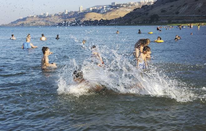 Ein Junge spielt im warmen Wasser des Kinneret Sees A boy plays in the warm water of lake Kinneret Copyright: imageBROKER VladimirxBlinov ibxiqx14368913.jpg ,model released, Symbolfoto ,property released