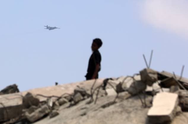 News Themen der Woche KW32 Parachutes drop humanitarian aid over the Al-Daraj area, as residents face starvation due to the blockade Parachutes drop humanitarian aid over the Al-Daraj area, as residents face starvation due to the blockade imposed by Israel, in Gaza City, on August 08, 2025. Photo by Omar Ashtawy apaimages Gaza city Gaza Strip Palestinian Territory 080825_Gaza_OSH_2_00(38) Copyright: xapaimagesxOmarxAshtawyx xapaimagesx