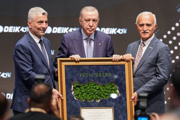 News Themen der Woche KW32 Turkish President Recep Tayyip Erdogan ISTANBUL, TURKIYE - AUGUST 08: Turkish Trade Minister Omer Bolat (L) and DEIK President Nail Olpak (R) present a gift to Turkish President Recep Tayyip Erdogan (C) during the Foreign Economic Relations Board’s (DEIK) 38th Ordinary Financial General Assembly, 40th Anniversary Gala Dinner, and 4th Masters’ Honor Awards Ceremony in Istanbul, Turkiye on August 08, 2025. Cemal Yurttas Anadolu Istanbul Turkey. Editorial use only. Please get in touch for any other usage.  Copyright: x2025xAnadoluxCemalxYurttasx