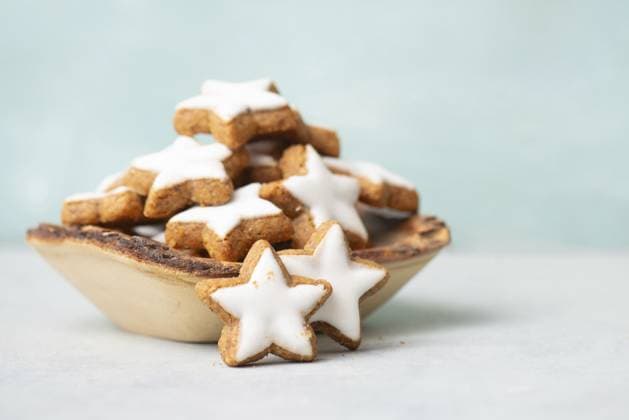 Zimtsterne, Zimtsterne traditionelles deutsches Weihnachtsgebäck in einer Schale, Lebkuchen mit Anisgewürz für die Feiertage Cinnamon stars, Zimtsterne traditional german christmas cookies in a bowl, gingerbread with anise spice for holidays Copyright: imageBROKER BeritxKessler ibxiqx14545154.jpg