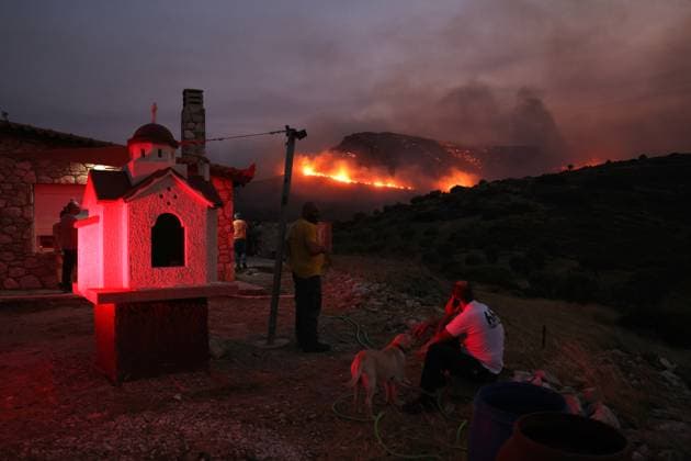 News Themen der Woche KW32 Large wildfire rages near Athens, forcing evacuations ATHENS, GREECE - AUGUST 8: A large wildfire breaks out in the town of Keratea near Athens, Greece, on August 8, 2025. Six areas in and near the town were already issued evacuation orders while the fire remains out of control, mostly owing to strong winds despite the best efforts of firefighting teams, reported. Costas Baltas Anadolu Athens Greece. Editorial use only. Please get in touch for any other usage.  Copyright: x2025xAnadoluxCostasxBaltasx