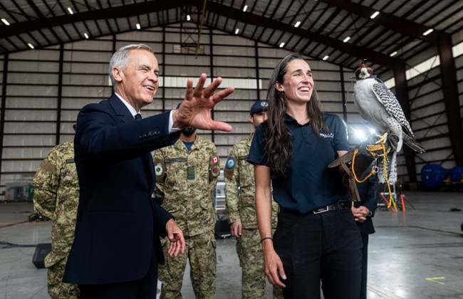 News Themen der Woche KW32 August 8, 2025, Trenton, On, Canada: Prime Minister Mark Carney tours Canadian Forces Base (CFB) 8 Wing Trenton in Trenton, Ont., on Friday, Aug. 8, 2025. Trenton Canada  - ZUMAc35_ 20250808_zaf_c35_053 Copyright: xSpencerxColbyx