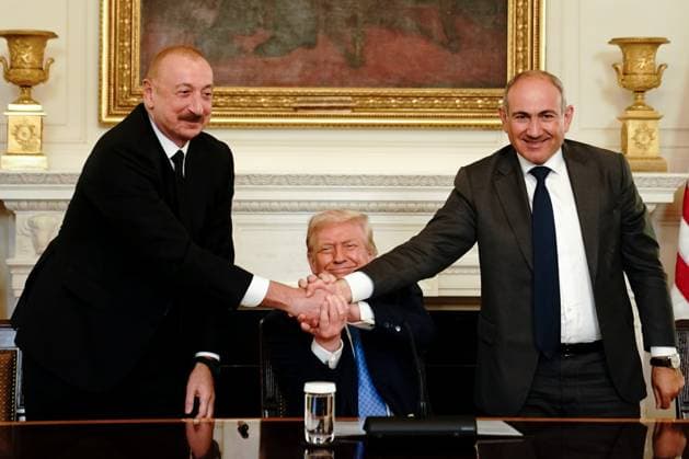 News Themen der Woche KW32 Ilham Aliyev, Azerbaijan s president, from left, US President Donald Trump, and Nikol Pashinyan, Armenia s prime minister, shake hands during a signing ceremony in the State Dining Room of the White House in Washington, DC, US, on Friday, Aug. 8, 2025. Armenia and Azerbaijan signed a peace agreement aimed at ending decades of conflict.  WASP20250808156 NATHANxHOWARD
