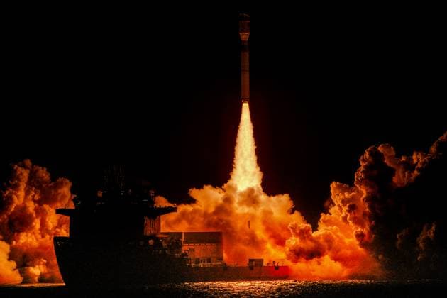 News Themen der Woche KW32 RIZHAO, CHINA - AUGUST 09: A Smart Dragon-3 (SD-3) rocket carrying the Geely-04 constellation of satellites blasts off from sea on August 9, 2025 near the city of Rizhao, Shandong Province of China. The Smart Dragon-3 (SD-3) rocket lifted off on the morning of August 9 in east China s Shandong Province, sending the Geely-04 constellation of satellites into planned orbit.  Copyright: xVCGx 111584035244