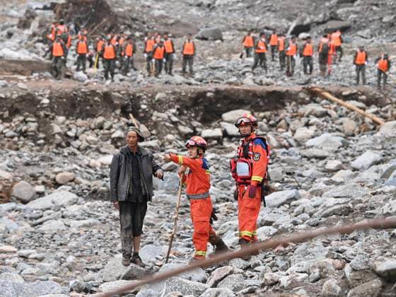 News Themen der Woche KW32 LANZHOU, CHINA - AUGUST 08: Rescue efforts are underway after continuous heavy rainfall triggered mountain torrents on August 8, 2025 in Yuzhong County, Lanzhou City, Gansu Province of China. Mountain torrents since August 7 in northwest China s Gansu Province have left 10 people dead and 33 missing. Rescue efforts are underway after continuous heavy rainfall triggered mountain torrents in Yuzhong County.  Copyright: xVCGx 111583999746