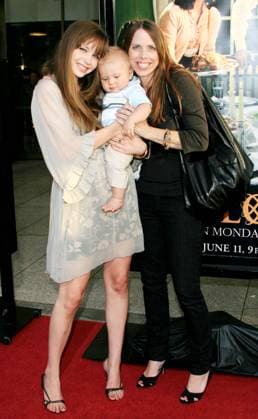 BIG LOVE PREM NP June 7, 2007 - Hollywood, CALIFORNIA, USA - DAVEIGH CHASE WITH HER BROTHER AND MOTHER -.BIG LOVE - LOS ANGELES HBO PREMIERE -.ARCLIGHT THEATER, CALIFORNIA - .06-07-2007 -. NINA PROMMER 2007.K52987NP Copyright: xNinaxPrommerx