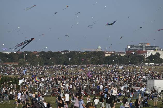 Festival of Giant Kites in Berlin BERLIN, GERMANY - SEPTEMBER 21: People have fun at the kite festival (Festival der Riesendrachen) on the Tempelhofer Feld with hundreds of colorful kites up to 40 meters long in Berlin, Germany on September 21, 2024. Berlin Germany. Editorial use only. Please get in touch for any other usage.  Copyright: x2025xAnadoluxHalilxSaÄüÄ±rkayax