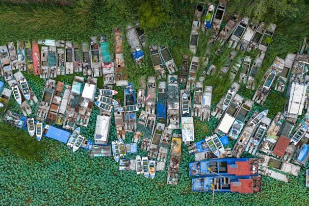News Themen der Woche KW32 Abandoned Fishing Boats Ecological Protection HUAI AN, CHINA - AUGUST 9, 2025 - Aerial view of hundreds of abandoned fishing boats awaiting dismantling along the Zhangfu River in the lower reaches of Hongze Lake in Huai an City, Jiangsu Province, China on August 9, 2025. Since October 10, 2020, in accordance with the relevant fishing ban and fishing withdrawal documents of Jiangsu Province, all fishing operations in the provincial-level waters of Hongze Lake have been completely halted. Currently, the fishing ban period is about to end for five years. Huai an Jiangsu China  Copyright: xCFOTOx i1754769553384