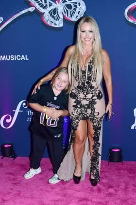 08 August 2025 - Nashville, Tennessee. - . Ã¢â‚¬oeDolly: A True Original MusicalÃ¢â‚¬Â Nashville Premiere. USA - ZUMAa123 20250808_zaa_a123_005 Copyright: xDara-MichellexFarrx