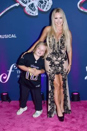 08 August 2025 - Nashville, Tennessee. - . Ã¢â‚¬oeDolly: A True Original MusicalÃ¢â‚¬Â Nashville Premiere. USA - ZUMAa123 20250808_zaa_a123_021 Copyright: xDara-MichellexFarrx